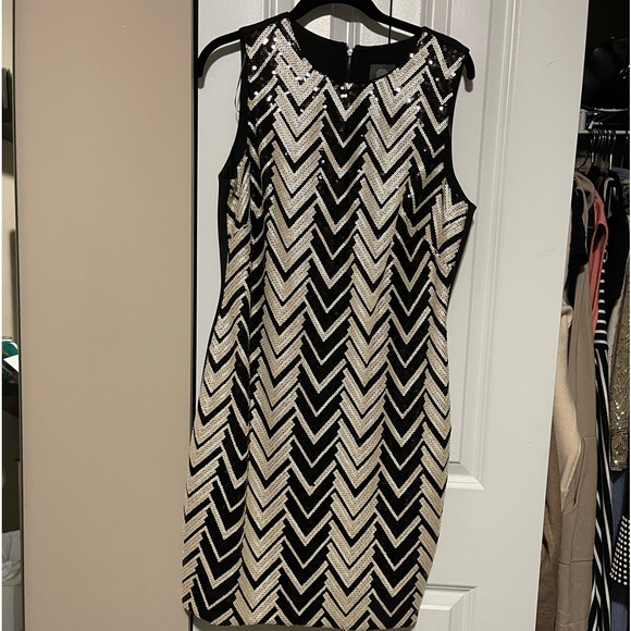 Classic sleeveless dress with sequins great addition for summer evening - Picture 2 of 4